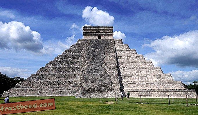 El Castillo v mestu Chichen Itza, Jukatan, Mehika