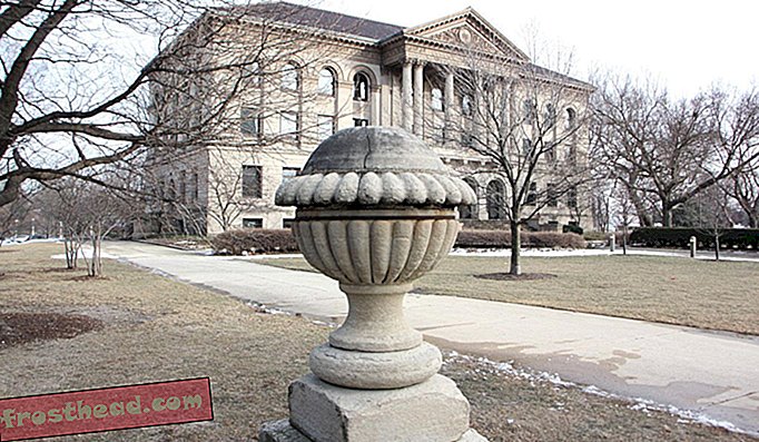 Ez az urna alakú finial a bírósági tető tetején ült, amíg a kupola összeomlott a tűz során.