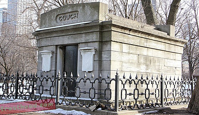 カウチクリプトは、リンカーンパークの旧墓地に残っている唯一の目に見える墓地であり、火事で残っている最古の建造物です。
