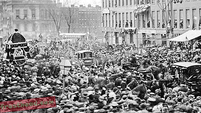 Rahvahulgad tervitavad Lincolni keha 1865. aastal, kui see on läbi New Yorgi Buffalo.