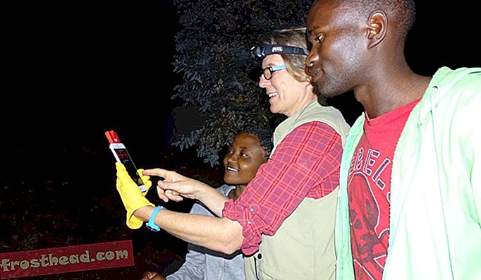 Frick predând studenților din conservarea Rwanda despre ecolocarea liliecilor și conservarea liliecilor.