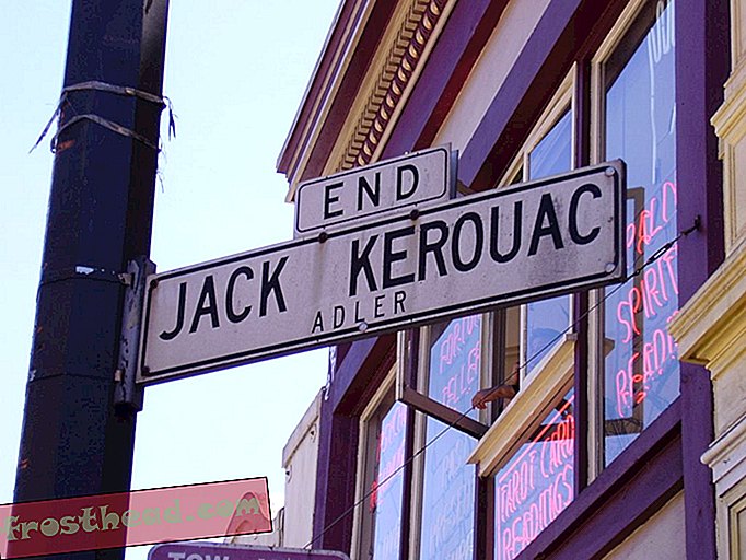 Denne minimalistiske rejseguide giver detaljerede instruktioner til genskabelse af Kerouacs på vejen