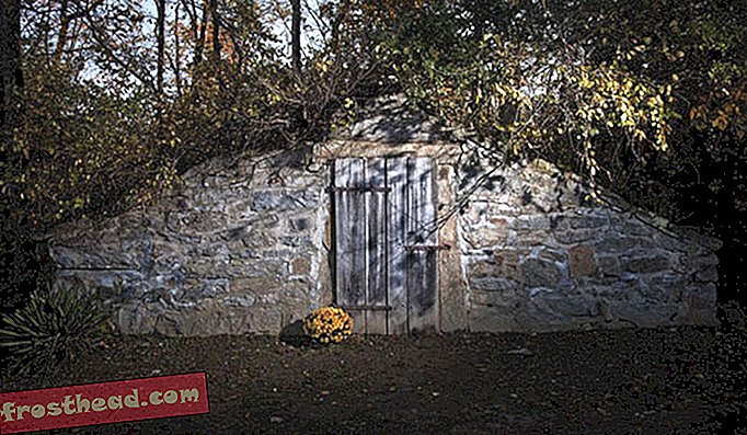 I resti di Mercy Brown furono probabilmente collocati nella cripta di pietra nel Cimitero di Chestnut Hill di Exeter prima della sepoltura.