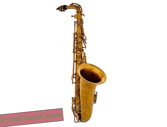 El primer saxofón estaba hecho de madera