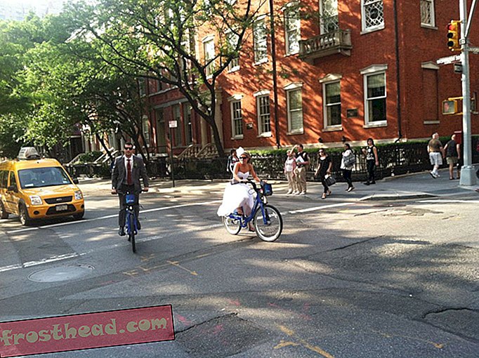 Люди используют велосипедные акции, чтобы добраться до работы и вечеринок