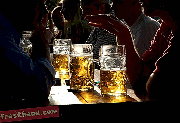 מבשלת בירה גרמנית מושכת בירה שהואשמה בכך שיש להם רגשות נאצים ואנטי-מהגרים