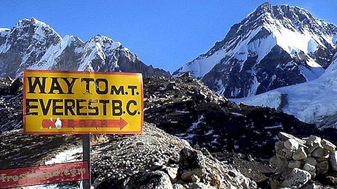 Wspinaczka na szczyt kosztuje co najmniej 30 000 $.  Everest