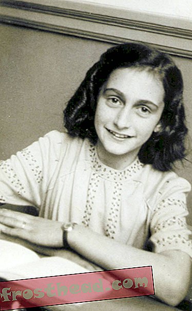 Писма, написани от Ан Франк до баба й, ще бъдат публикувани за първи път