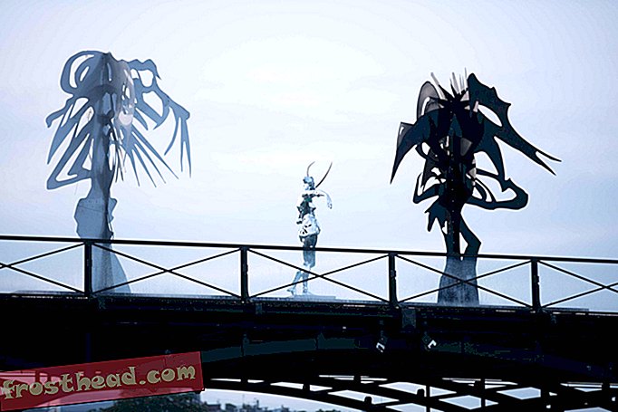 Le pont emblématique «Love Locks» de Paris abrite désormais un ensemble de statues effrayantes