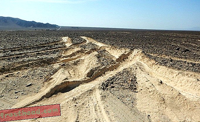 A tehergépkocsi-vezető elhagyja a gumiabroncs nyomvonalait Peru ősi Nasca vonalain