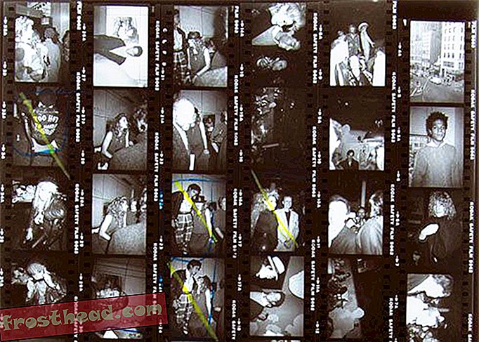Miles de fotos invisibles con Andy Warhol y Celebrity Pals serán digitalizadas