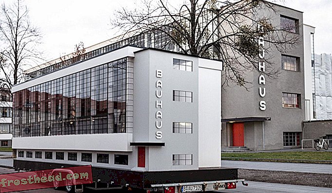 Bauhaus-buss ved siden av Bauhaus-bygningen i Dessau, Tyskland