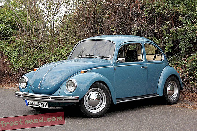 El escarabajo de Volkswagen dice Auf Wiedersehen