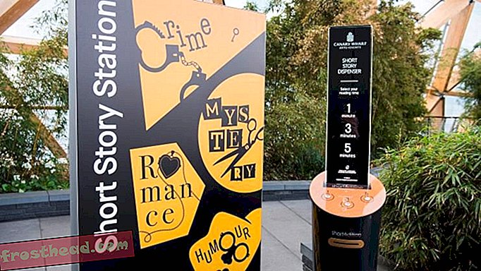 Automaten geven korte verhalen in de Canary Wharf in Londen