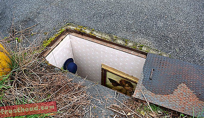 Cet artiste construit des minuscules salles dans les trous d'égout oubliés de Milan
