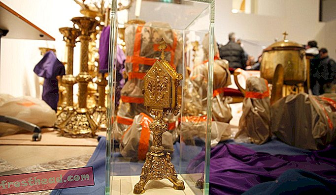 Historiske gjenstander som ble reddet fra Notre-Dame de Paris katedral ved Paris rådhus