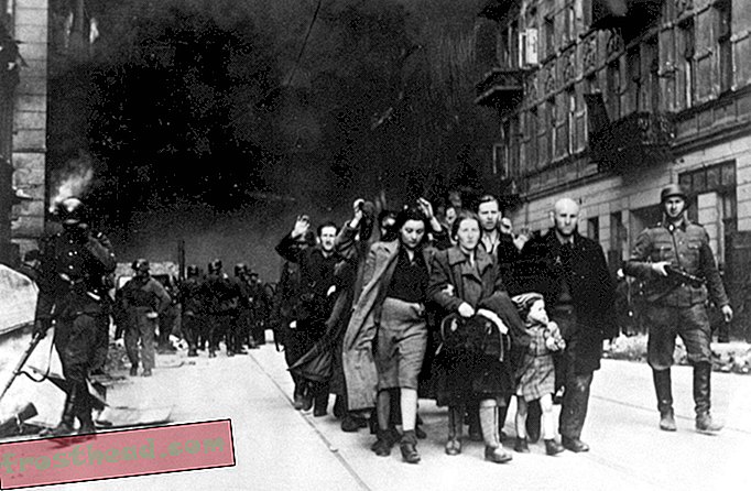 100 משפחות יהודיות שחוגגות סדר פסח באתר גטו ורשה