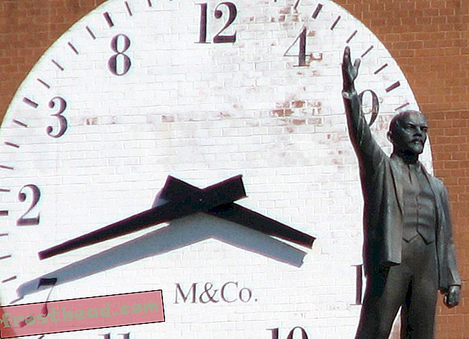 Статуята на Ленин най-накрая слезе от Червения площад ... в Ню Йорк