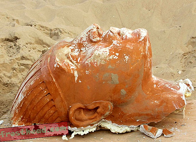 Калифорнийские археологи обнаружили большого сфинкса - из набора «Десяти заповедей»