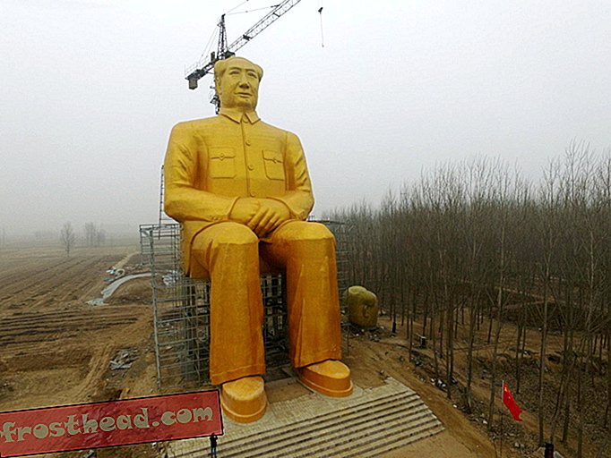 Кинески капиталисти изградили су џиновску, златну статуу председавајућег Маоа