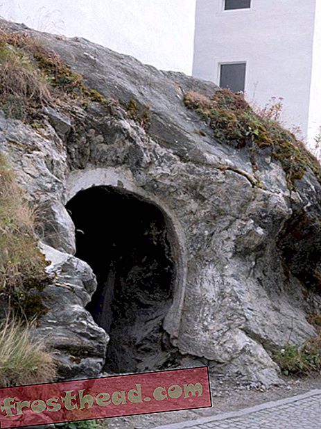 Este nuevo museo de arte se encuentra dentro de una cueva suiza