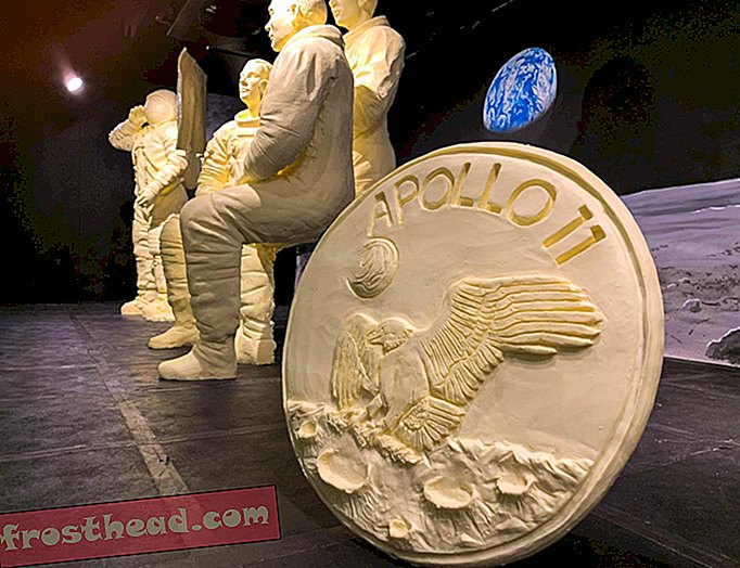 मक्खन के 2,200 पाउंड के साथ अपोलो 11 मिशन स्मारक