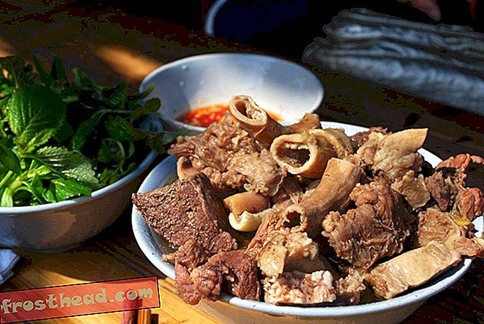 वियतनाम के ब्लैक मार्केट में कुत्ते के मांस की मांग को पूरा करने के लिए रैबीज के साथ कुत्तों की बिक्री होती है