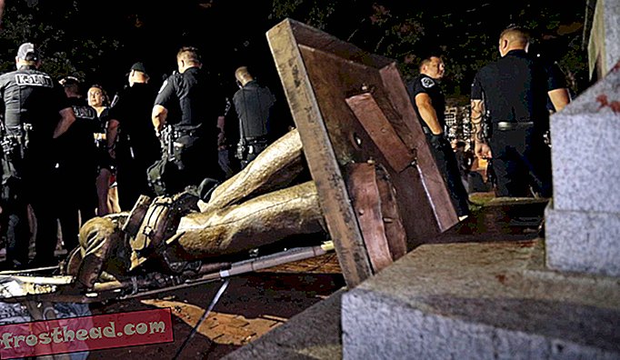 Des manifestants ont démoli une statue confédérée à l'Université de Caroline du Nord