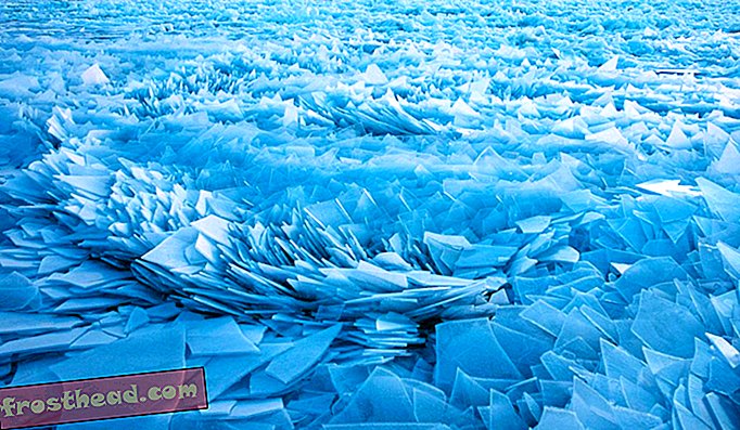 मिशिगन झील के किनारे बर्फ की पहाड़ियों की मनमोहक तस्वीरें खींचते फोटोग्राफर