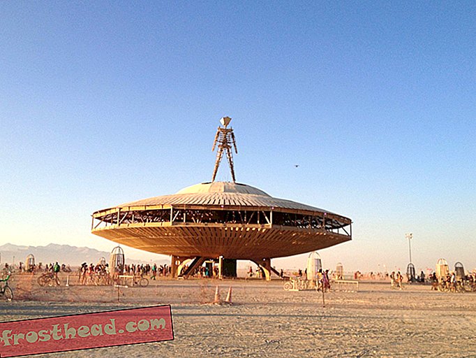 Burning Man в настоящее время заражен кусающими, вонючими багами в пустыне