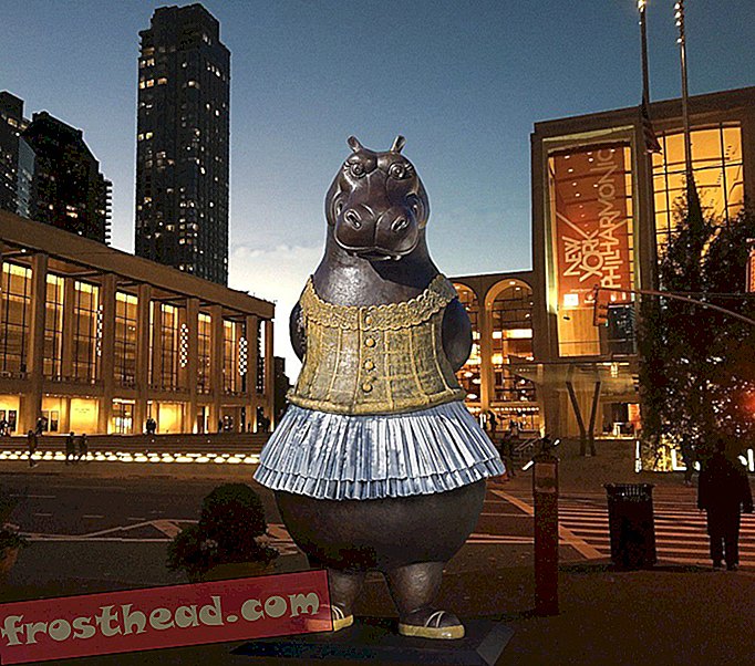 Un enorme hipopótamo de bronce en un tutú viene al Lincoln Center