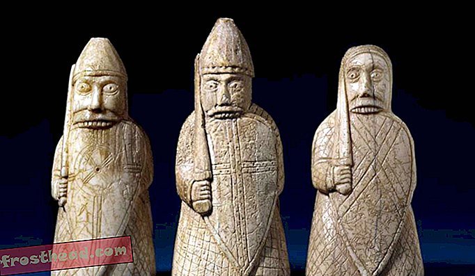 Tre af vagterne som Berserkere, skræmmende figurer fra norrøn mytologi, der driver sig selv ind i en selvinduceret vanvid ved at bide toppen af ​​deres skjolde
