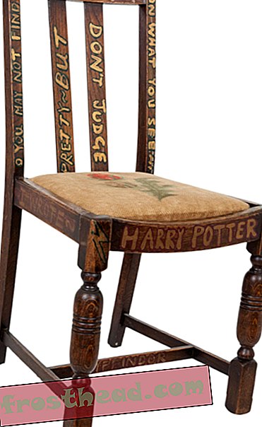 Des moldus vendent la chaise dans laquelle "Harry Potter" a été créé