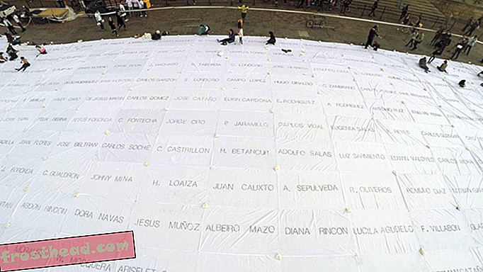 Umělec přikryl Bogota Bolívarovo náměstí se jmény obětí kolumbijské občanské války