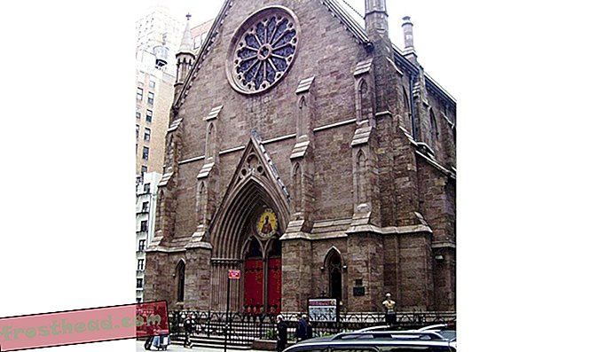 न्यूयॉर्क शहर में एक ऐतिहासिक कैथेड्रल आग की लपटों में बढ़ जाता है