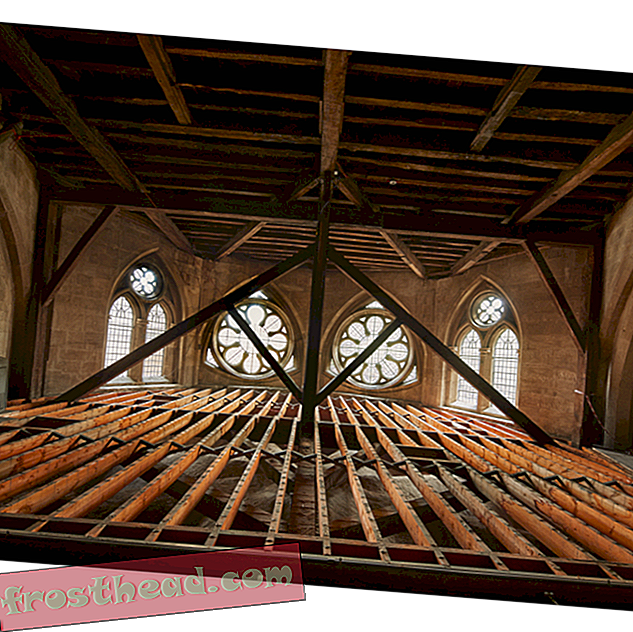 30.000 delcev zgodovinskega vitraža, najdenih na podstrešju Westminster Abbey