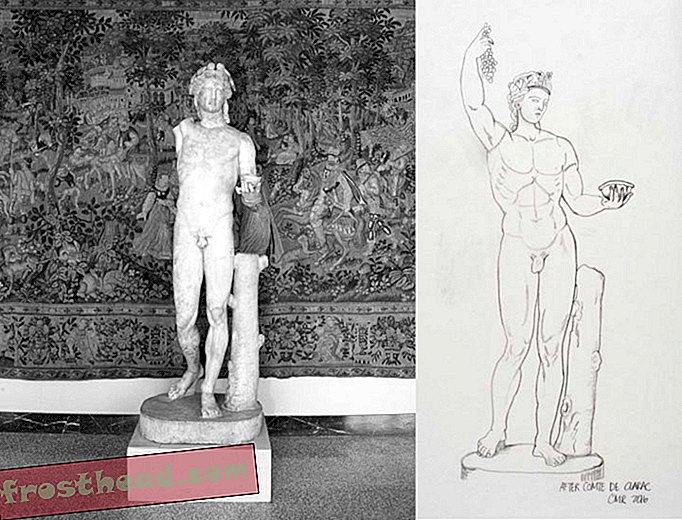 College Basketball Player låner en lemme til armfri romersk statue