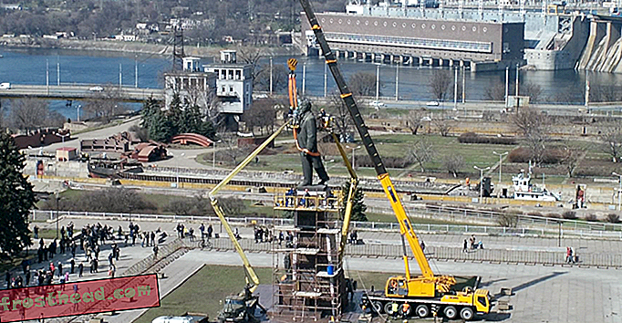Bekijk een standbeeld van Lenin die in realtime wordt afgebroken