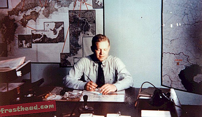 Ova slika u boji prikazuje poručnika Roberta H. Myersa dok je radio u sobi.