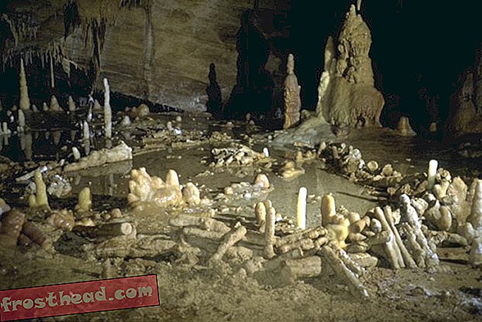 Néandertaliens construits mystérieux demi-cercles stalagmites