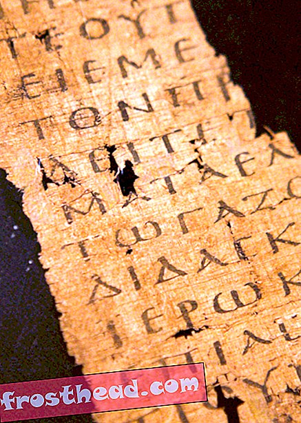 Smart News, Smart News Geschichte & Archäologie - Papyrus, der in einer Mumienmaske gefunden wird, ist möglicherweise die älteste bekannte Kopie eines Evangeliums