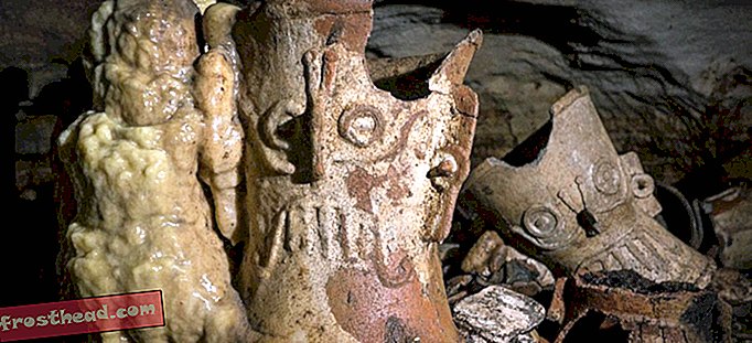 Пещерата, пълна с недокоснати артефакти на маите, намерени в Chichén Itzá
