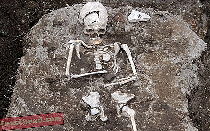 «Vampire Grave» en Bulgarie tient un squelette avec un pieu au cœur