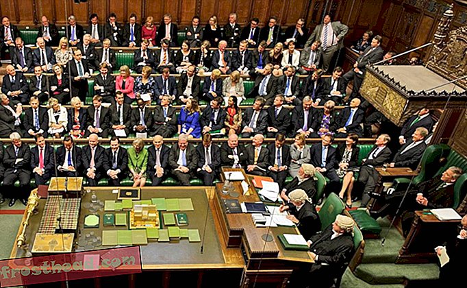 Det britiske parlament mister sine parykker