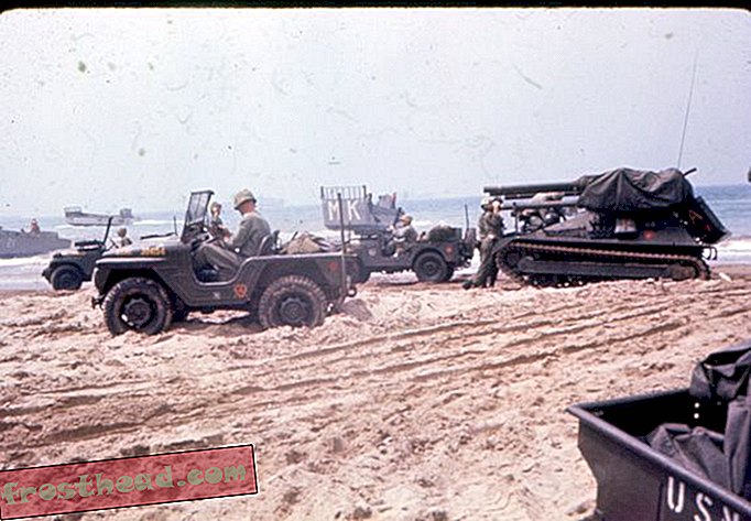 "Jeeps et tanks sur la plage prêts à" attaquer "."