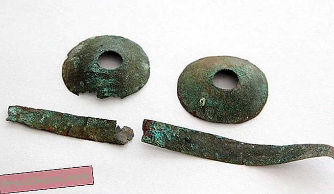 Üks teisest hauast leitud esemeid meenutab prillipaari