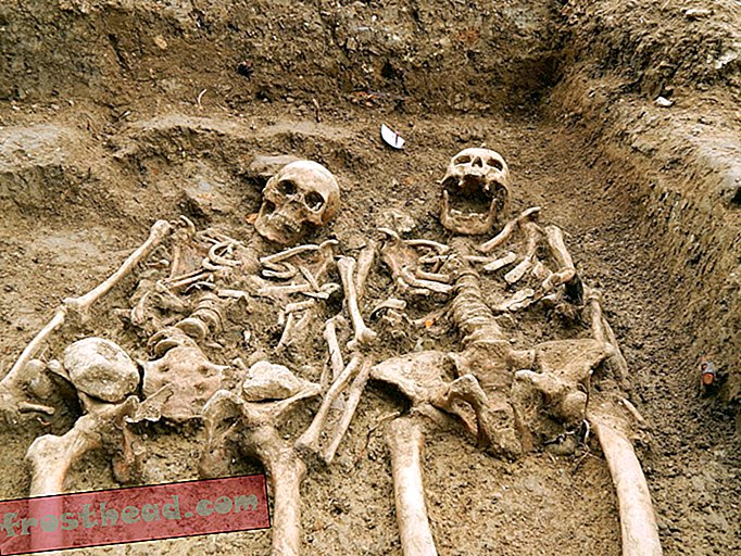 Овај пар скелета држао је руке 700 година