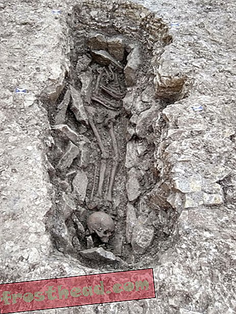 smarte nyheder, smarte nyhedshistorie og arkæologi, smarte nyhedsvidenskab - UK-byggeri finder neolitiske skelet, der kan have været ofre for menneskelig ofre
