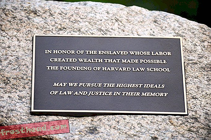 Harvardi õigusteaduskond tähistab sidemeid orjusega uues tahvel