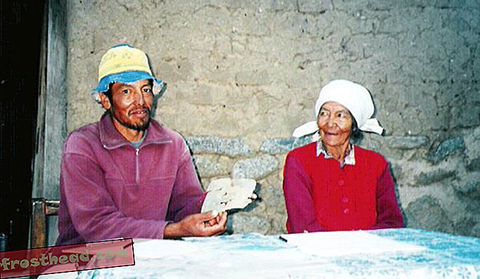 Хенаро Чайле и Сесилия Марсиал, обитатели на местността Ла Кебрада, които дариха маската
